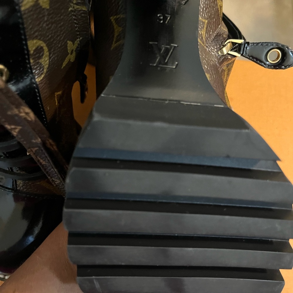 Women LV boot new, size 7. - Picture 4 of 5